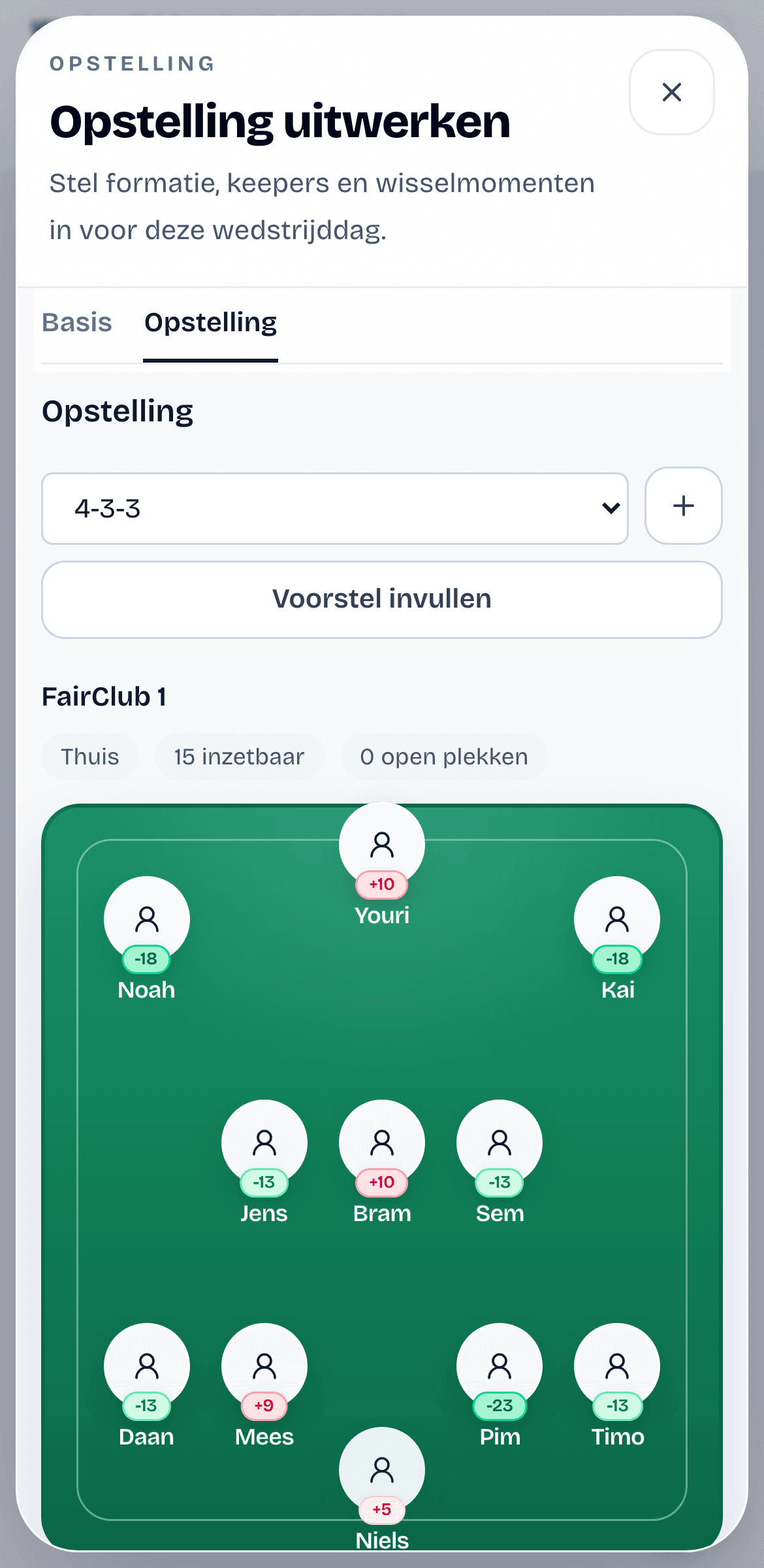 Mobiele FairCoach opstellingsvoorbereiding voor FairClub 1 met volledig veld en saldobadges.