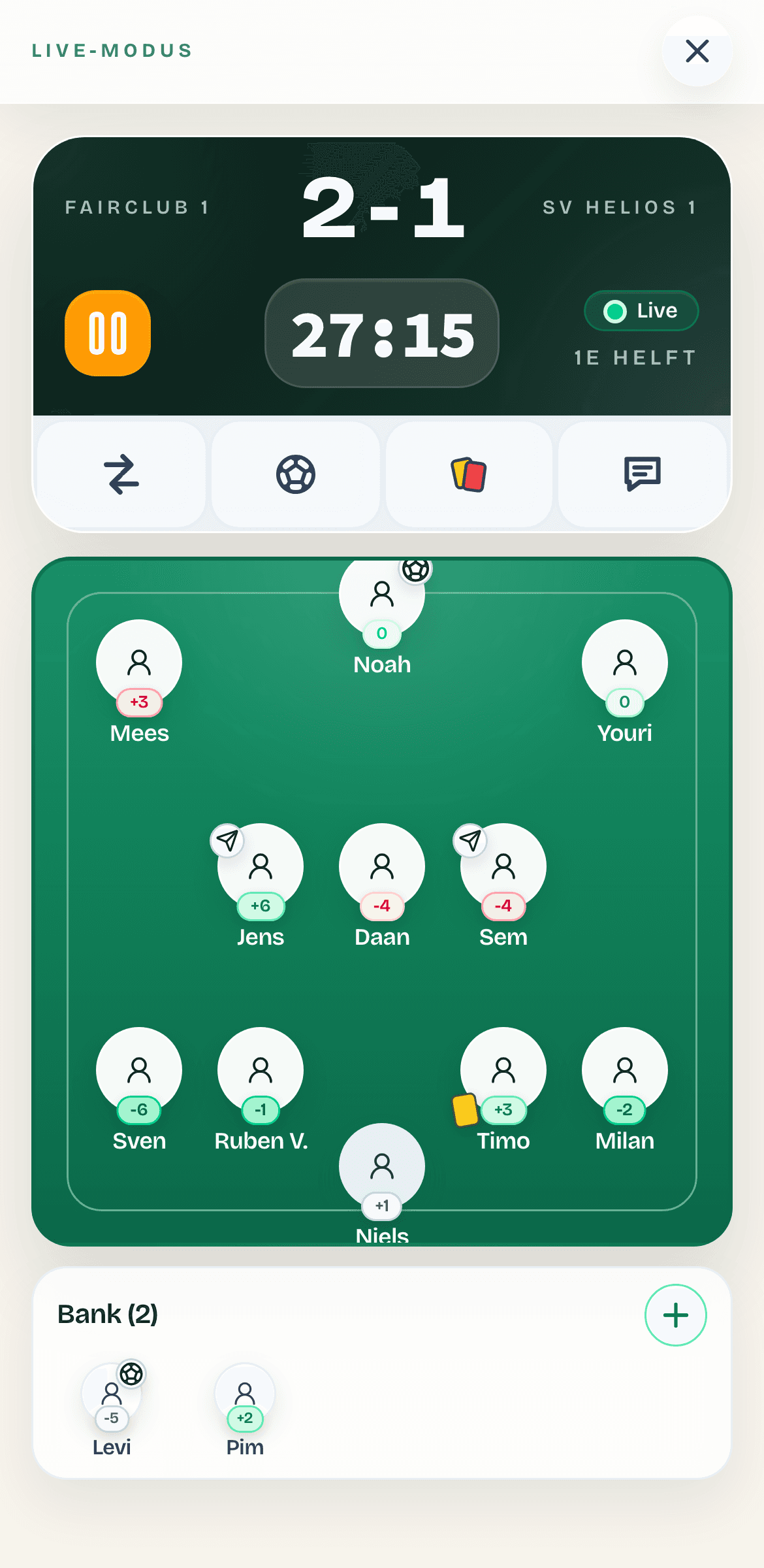 Live-modus van FairClub 1 tegen SV Helios 1: 2-1 na 27:15, met veld en bank.